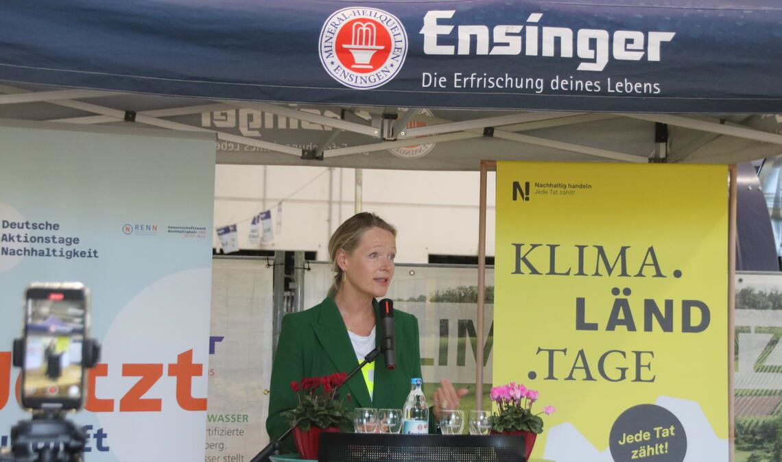 Umweltministerin Thekla Walker zu Gast bei den Ensinger Mineral-Heilquellen. Foto: Arning