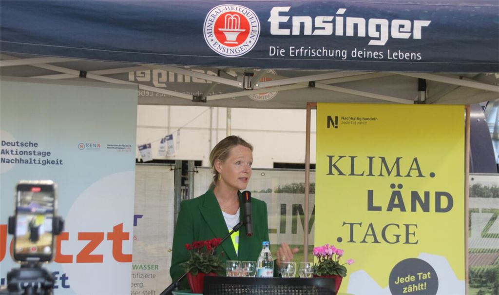 Umweltministerin Thekla Walker zu Gast bei den Ensinger Mineral-Heilquellen. Foto: Arning
