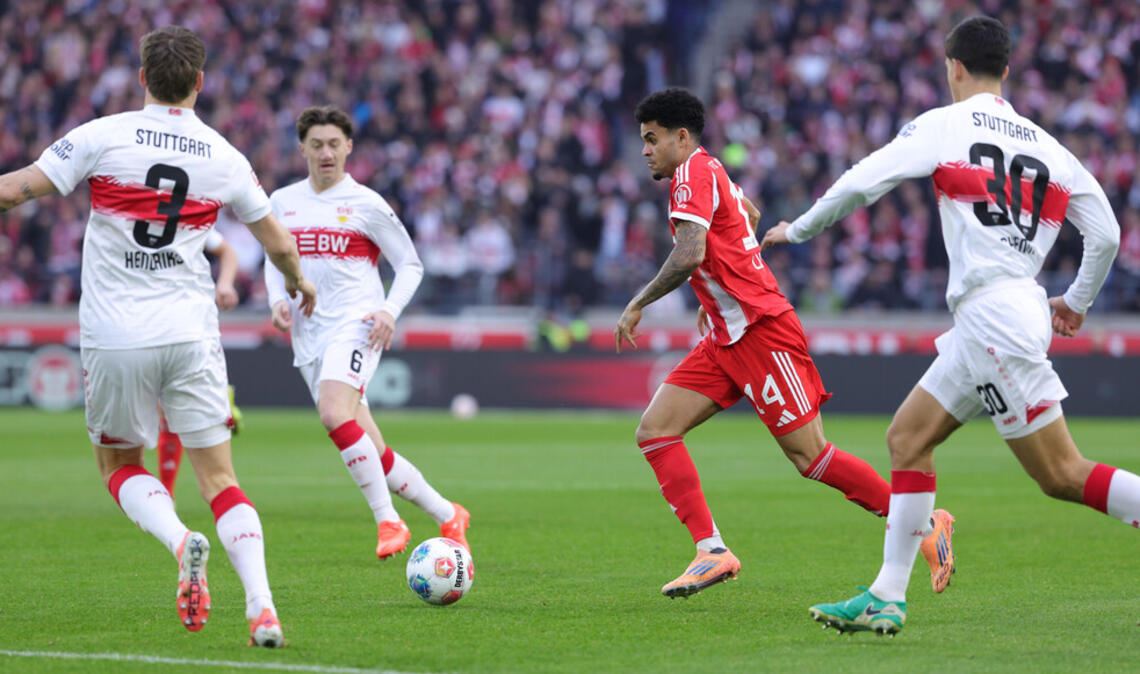 Umzingelt: Den schnelle Bayern Luis Diaz (rotes Trikot) werden die Stuttgarter Ramon Hendriks, Angelo Stiller und Chema (von links) im Finale gut bewachen müssen.