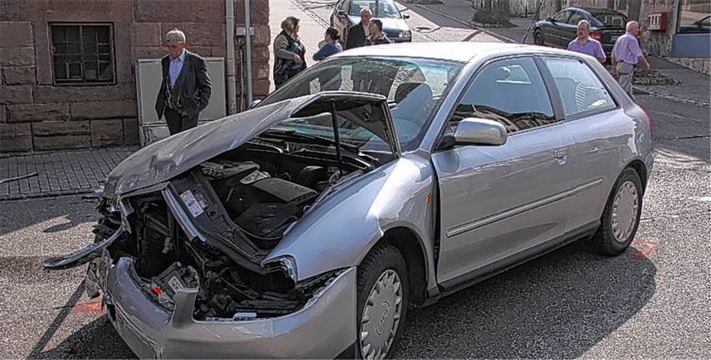 Unachtsamkeit mit schweren Folgen: Nach dem Zusammenstoß schleudert der Mercedes (Bild oben) auf den Gehweg, während der Audi total beschädigt auf der Kreuzung liegenbleibt.