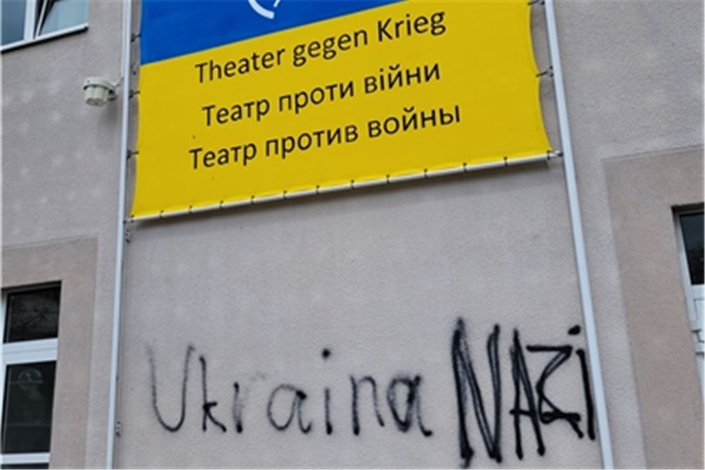 Unbekannte haben am Theater eine Hassbotschaft angebracht. Mittlerweile wurde der Schriftzug abgedeckt. Das Theater hat Anzeige erstattet. Foto: Theater Pforzheim