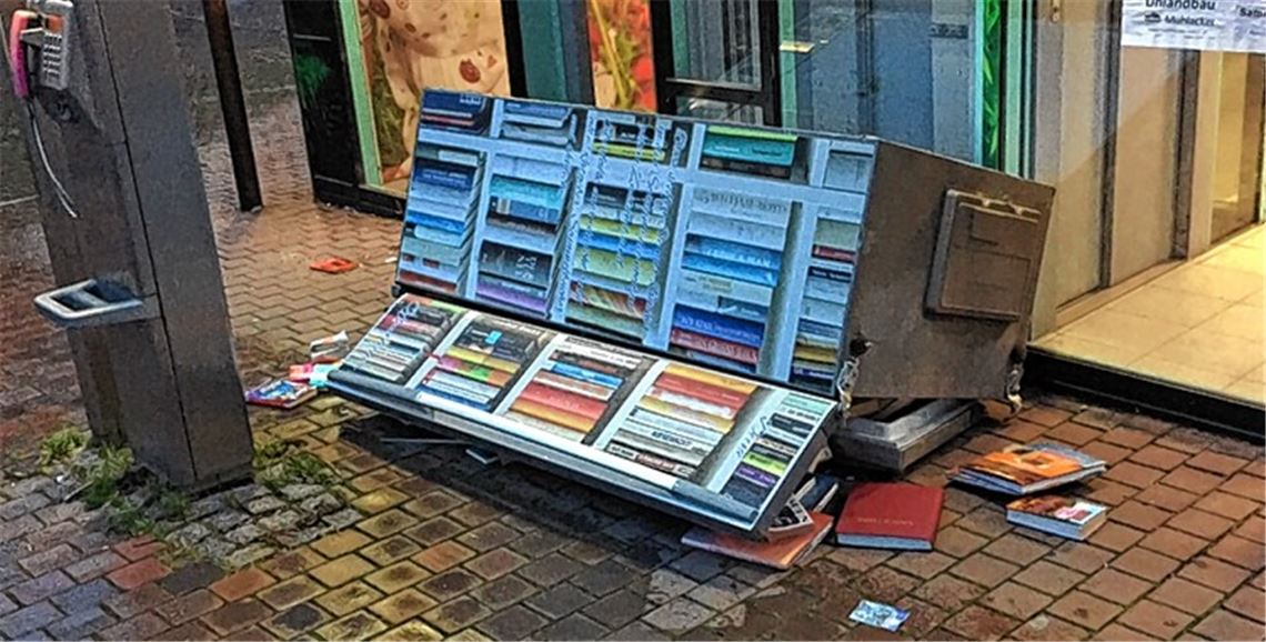 Beliebter Bücherschrank demoliert