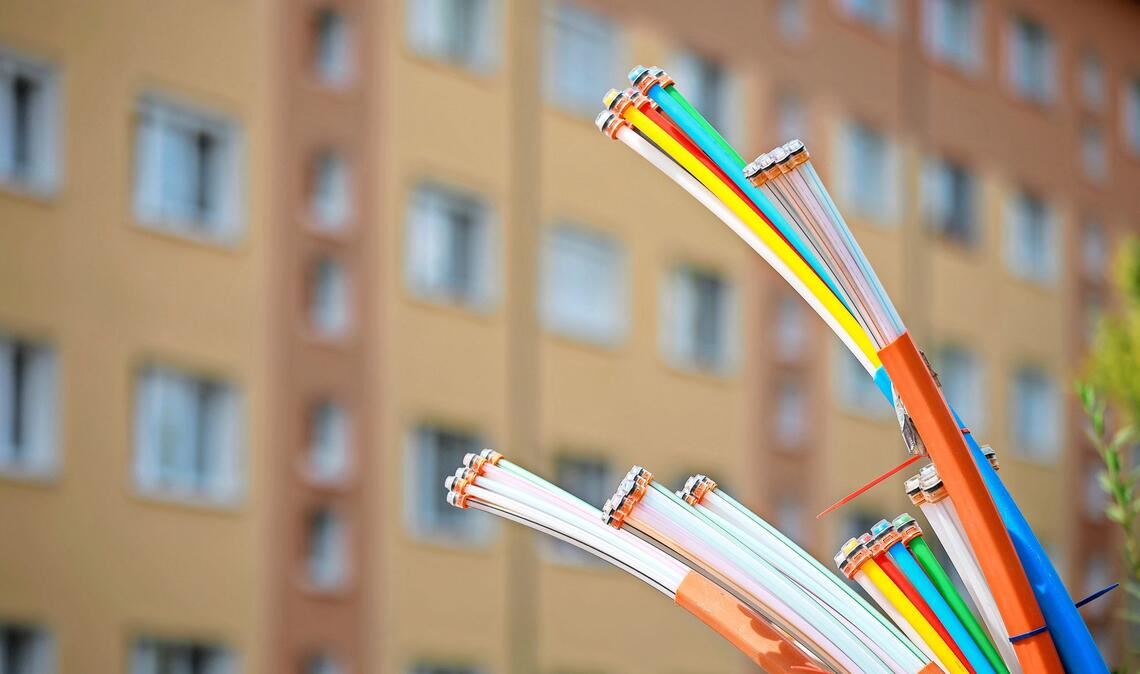 Unbekannte haben mehrere Glasfaserkabel manipuliert. (Symbolfoto)