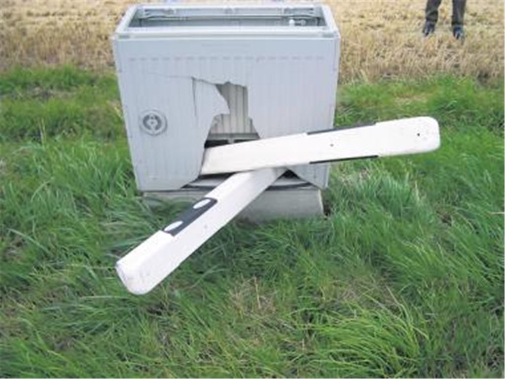 Unbekannte rammen Leitpfosten in einen Verteilerkasten  mit Folgen. Foto: p