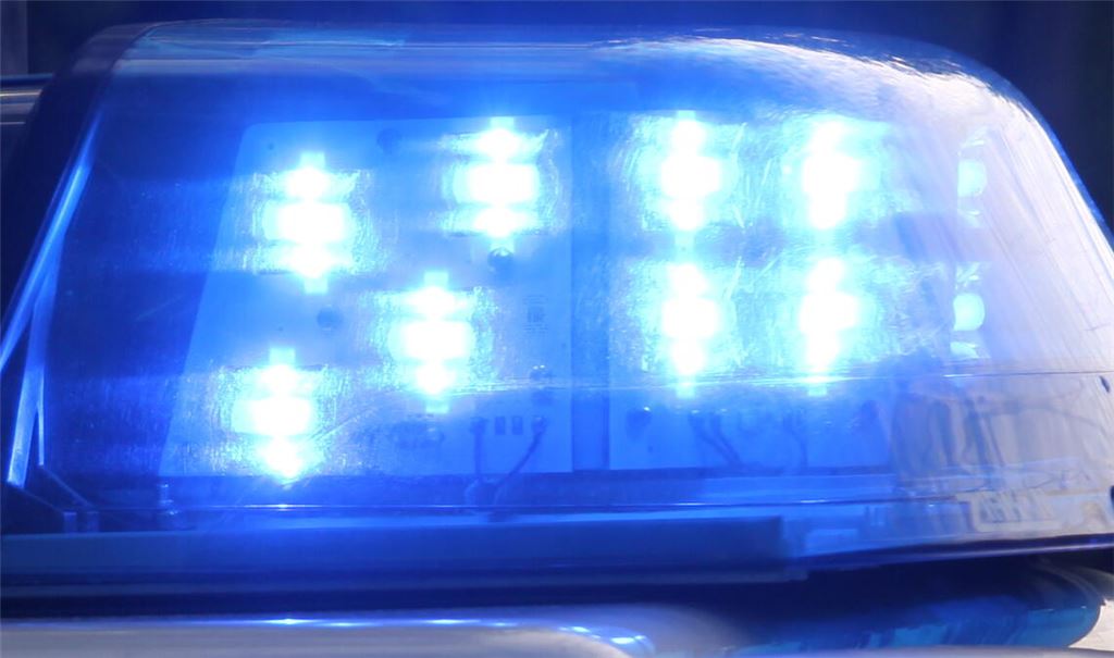 Unbekannter schlägt auf Fahrzeuganhänger und Stühle ein. Symbolfoto: Archiv