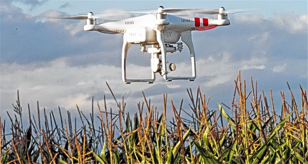 Unbekanntes Flugobjekt über Dürrn? Der Testflug über den Feldern von Landwirt Karl Schweickert hat für einiges Aufsehen gesorgt.