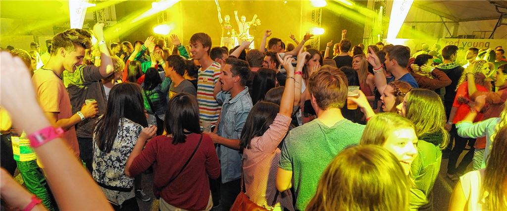 Unbeschwert Party machen wie hier beim Fest20zehn in Mühlacker, davon ist man im Corona-Jahr 2020 weit entfernt. In der Stadt wurden die Auflagen für Feiern jetzt noch verschärft. Foto: Archiv