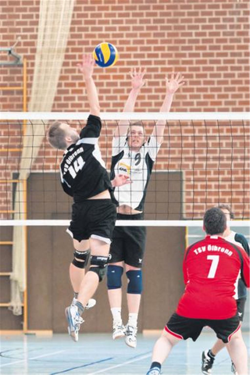 Unblockbar: Der TSV Ötisheim (in Weiß) hat mit Ölbronns Angriffen Probleme. Foto: Zschorsch