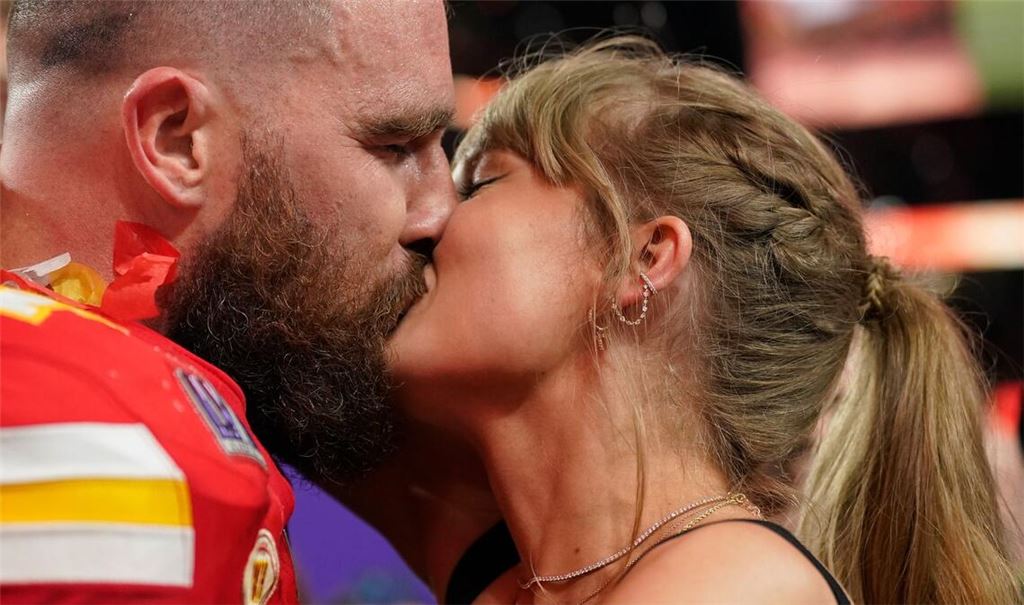 Und Kuss: Inzwischen sind Taylor Swift und Travis Kelce verlobt. (Archivbild)