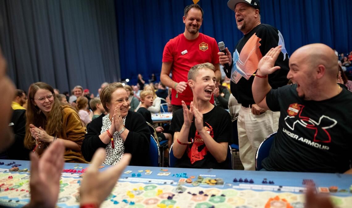 Und einen Gewinner gab es auch. "Ben", hier in der Mitte, konnte das größte Catan-Spiel aller Zeiten gewonnen und wird von Rapper Smudo für sich entscheiden.