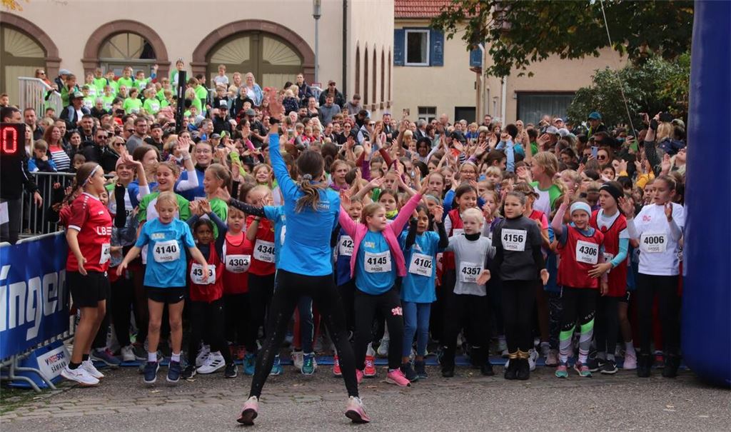 Und los geht’s! Start zum Mädchenlauf in Ensingen. Der Andrang ist enorm, Europameisterin Hanna Klein sorgt für die passende Stimmung. Fotos: Arning