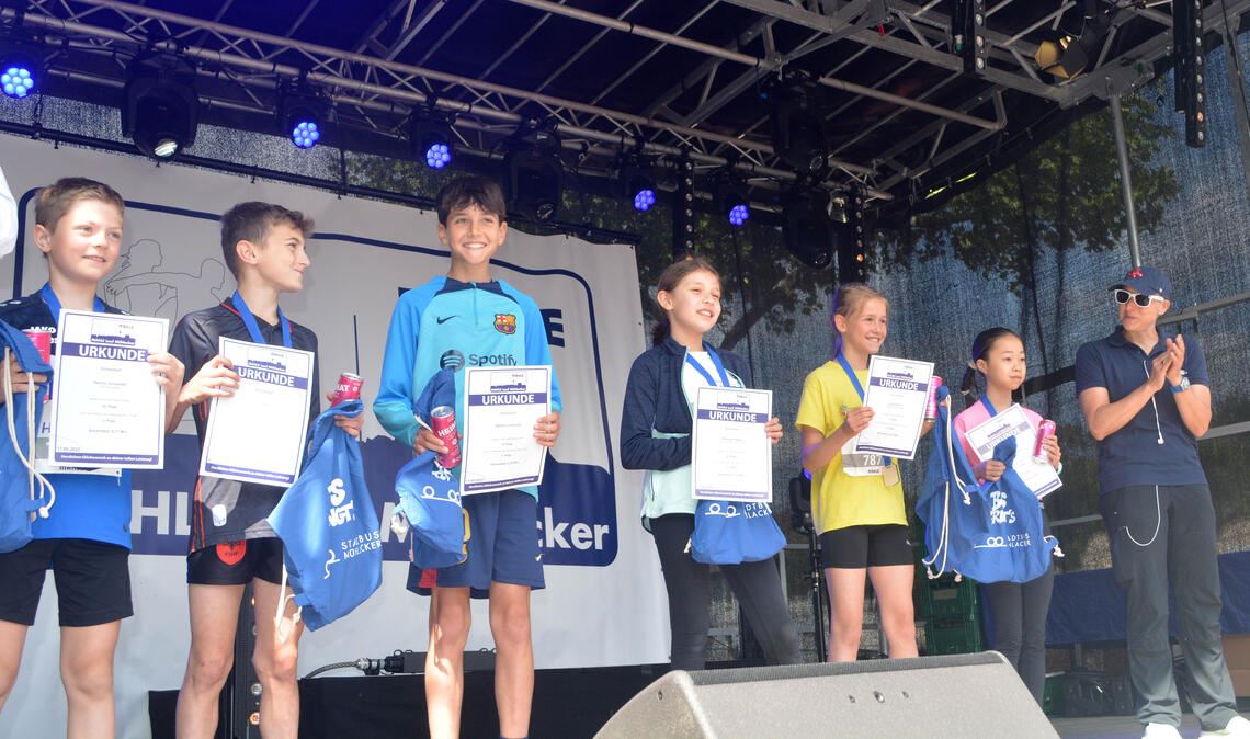 Und noch einmal Sieger auf der Bühne.