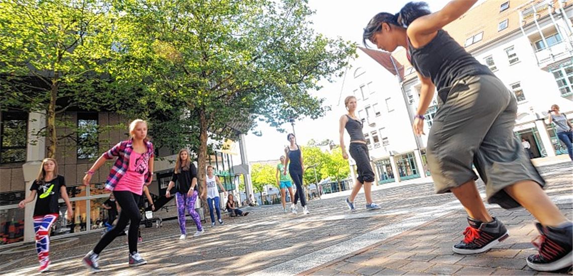 Und nun mit Schwung und Energie – und bitte nicht zu viel denken: Sandra Dietz (re.) bringt den Kelterplatz in Bewegung. Fotos: Fotomoment