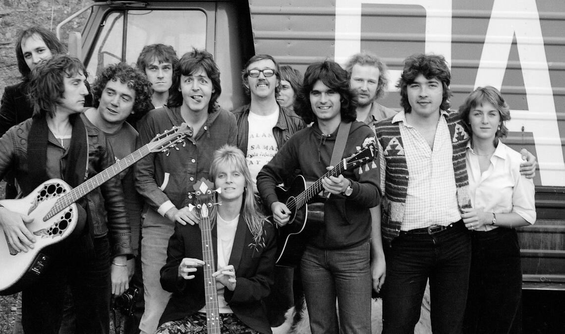 Undatiertes Foto von Paul McCartney (Mitte links), neben seiner Frau Linda, mit den Bandkollegen von Wings.