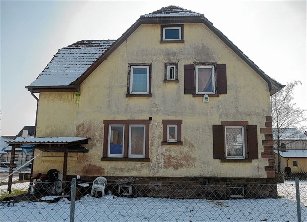 Undichtes Dach: das alte Forsthaus in Zaisersweiher dient als Notunterkunft. 