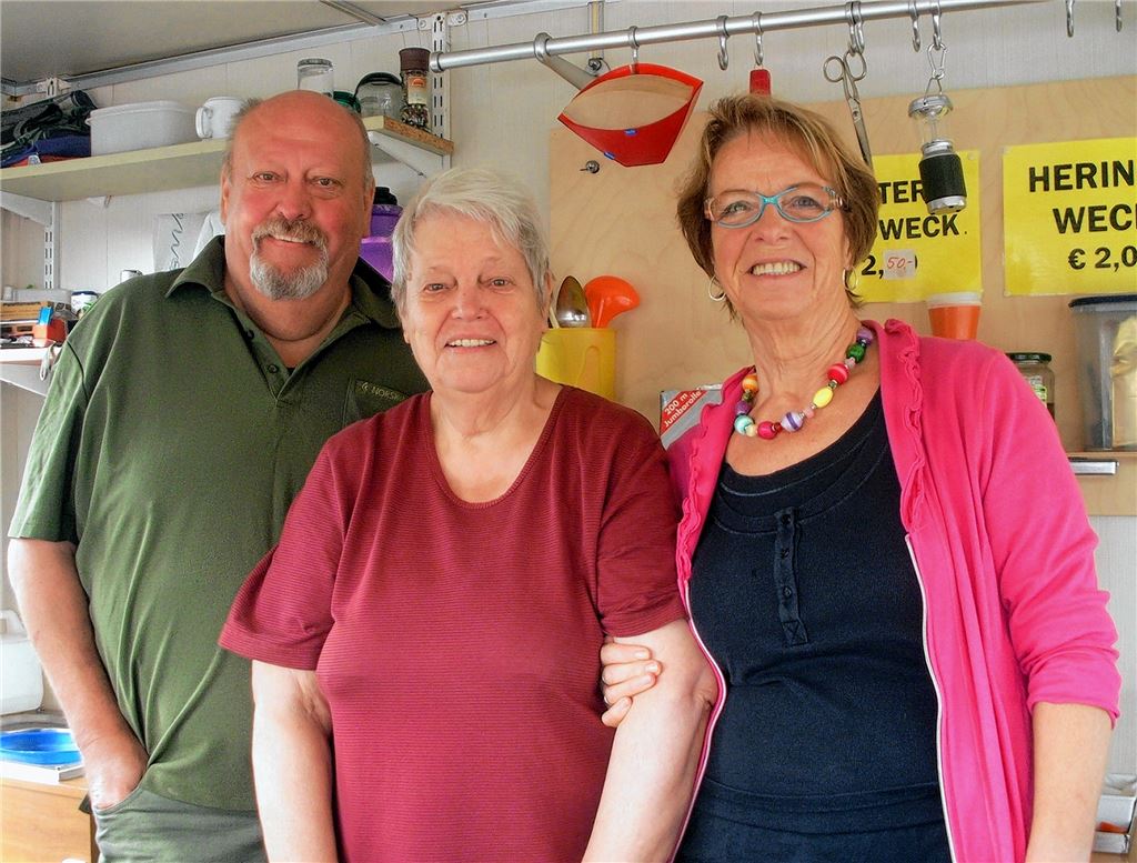Unerwartet ist Willi Veil – hier am Stand mit Schwägerin Erika Schiller (Mitte) und seiner Inge – im Februar gestorben. Jetzt organisiert Inge Veil den Flohmarkt mit Hilfe ihrer Söhne.privat, Wewoda