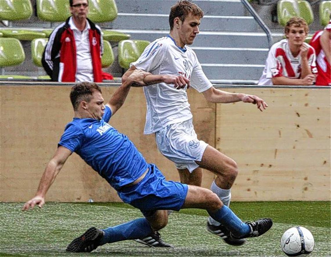Unfairer Einsatz gegen Michael Deutschmann (re.): Den TSV Georgii Allianz Stuttgart besiegt 08 Mühlacker mit 1:0.  Foto: Eigner