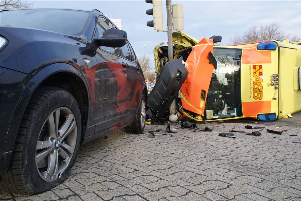 Pforzheim: schwerer Verkehrsunfall in Pforzheim mit zwei Fahrzeuge - mehrere Verletzte