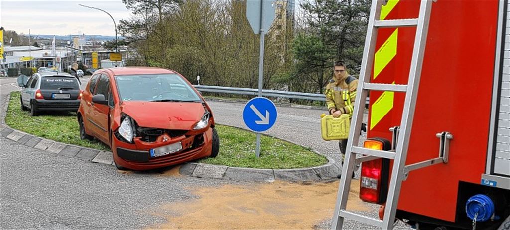 Vorfahrt missachtet: Autos kollidieren