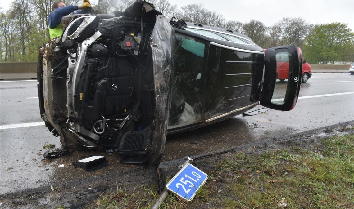 Unfall auf der A8: Der schwer beschädigte Wagen muss abgeschleppt werden. Foto: Myroshnichenko