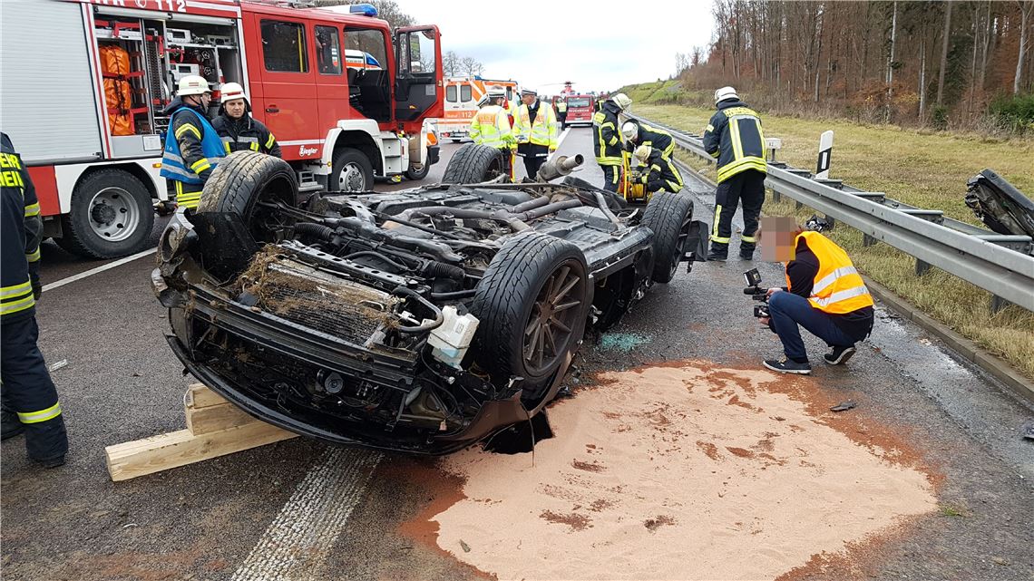 Heimsheim: schwerer Verkehrsunfall, Pkw auf Dach - 1 Person Lebensgefaehrlich Verletzt