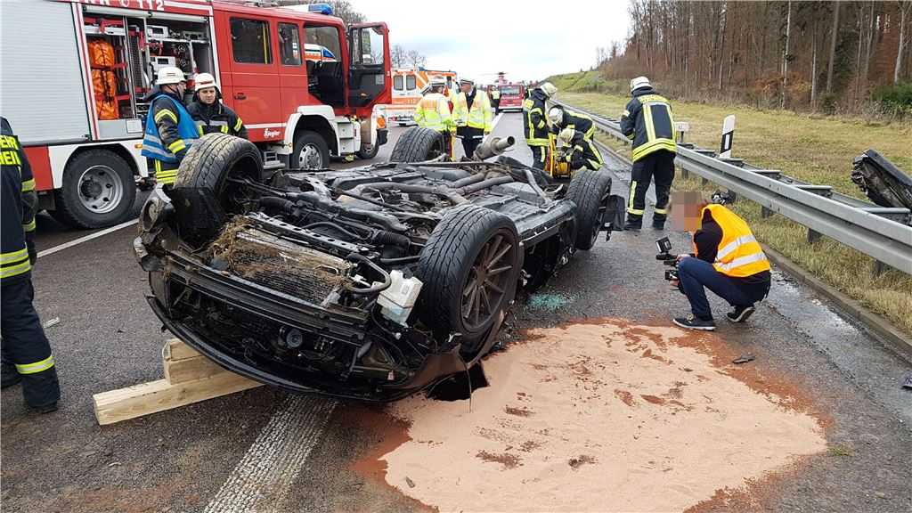 Heimsheim: schwerer Verkehrsunfall, Pkw auf Dach - 1 Person Lebensgefaehrlich Verletzt