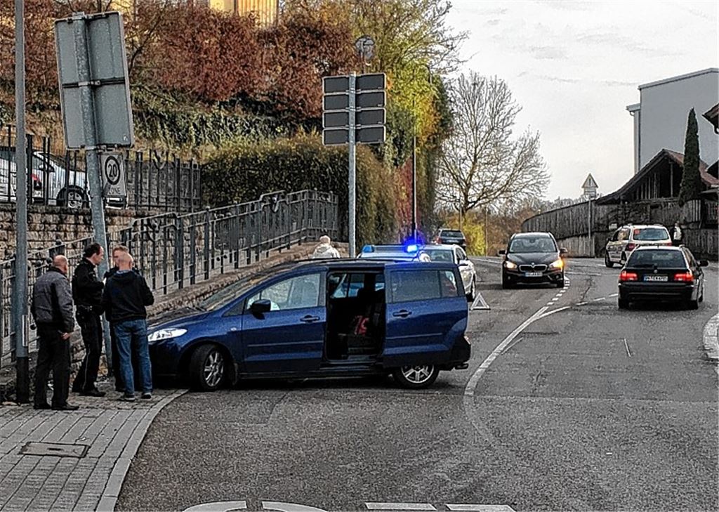Auto prallt gegen ein Verkehrsschild