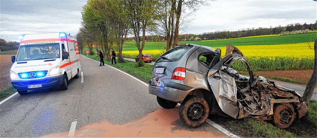 Unfall auf der Landstraße 1125 in der Nähe von Großglattbach: Nach dem Zusammenstoß mit einem Baum ist die Fahrerin des Renaults in ihrem Wagen eingeklemmt. Sie wird von der Feuerwehr befreit und mit Kopfverletzungen ins Mühlacker Krankenhaus gebracht. 
