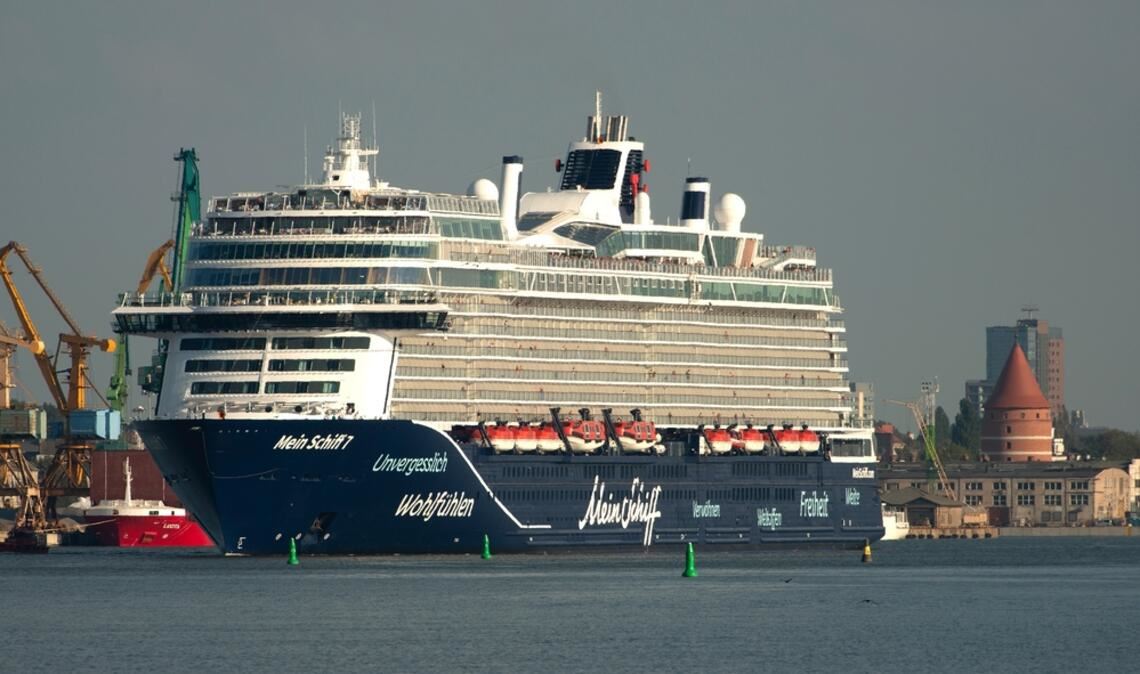 Unfall auf der "Mein Schiff 7": Ein zweijähriges Kind stürzte mehrere Meter in die Tiefe. Wie es dem Kind geht und was passiert ist, erfahren Sie hier.