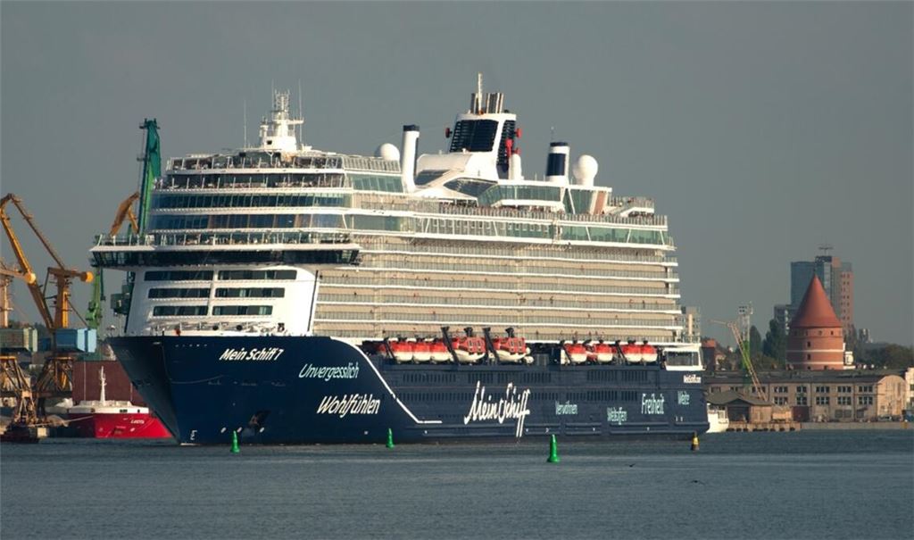 Unfall auf der "Mein Schiff 7": Ein zweijähriges Kind stürzte mehrere Meter in die Tiefe. Wie es dem Kind geht und was passiert ist, erfahren Sie hier.