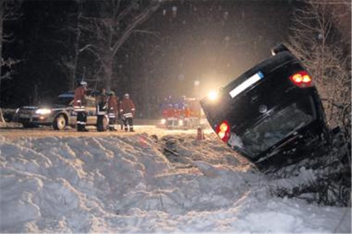 Unfall auf der berüchtigten Strecke zwischen Lienzingen und Zaisersweiher: Eine Autofahrerin aus Vaihingen kommt von der Fahrbahn ab und landet unverletzt im Graben.
Foto: Disselhoff