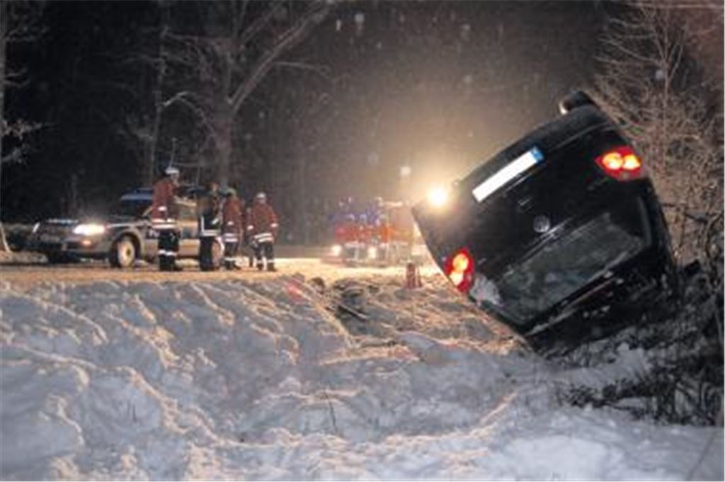 Unfall auf der berüchtigten Strecke zwischen Lienzingen und Zaisersweiher: Eine Autofahrerin aus Vaihingen kommt von der Fahrbahn ab und landet unverletzt im Graben.
Foto: Disselhoff