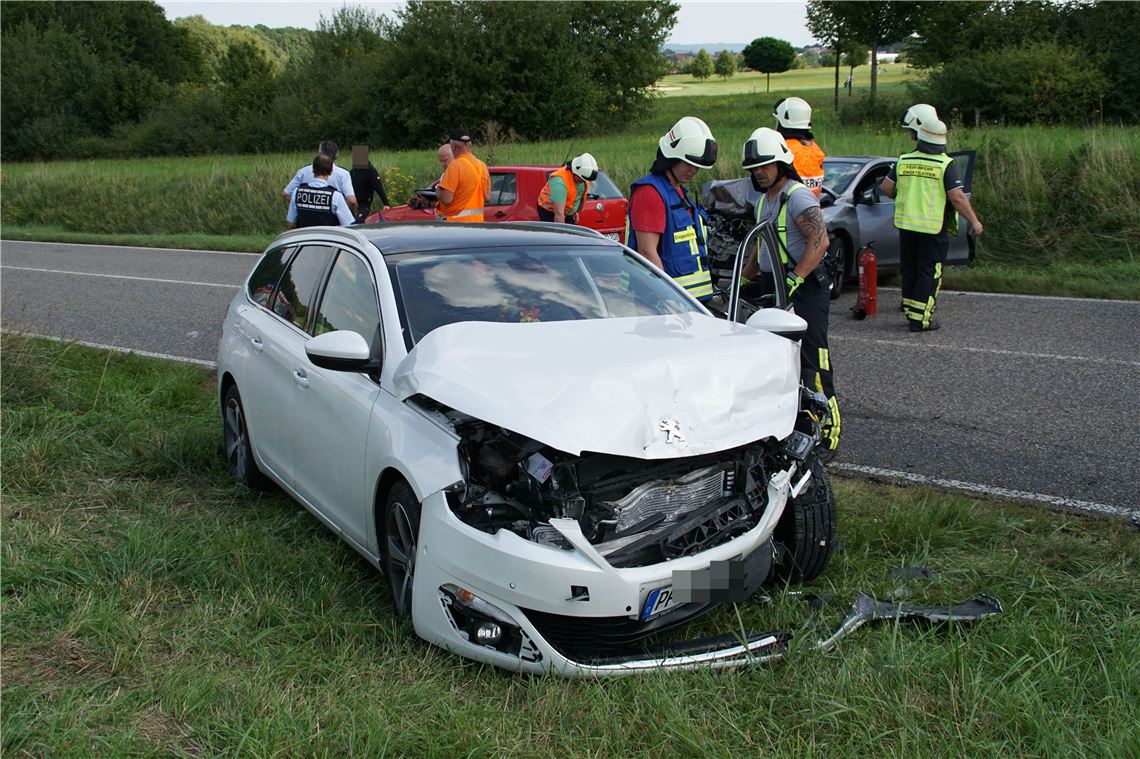 Duerrn: zu einem schweren Verkehrsunfall kam es auf der B294 in der Karlshaeuser Senke - 3 Personen mittelschwer Verletzt