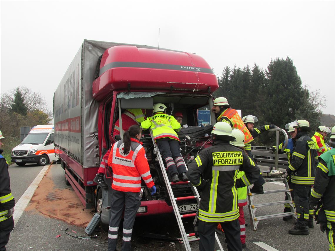 Rettungsaktion auf der A 8 p Unfall A8 Feuerwehr
