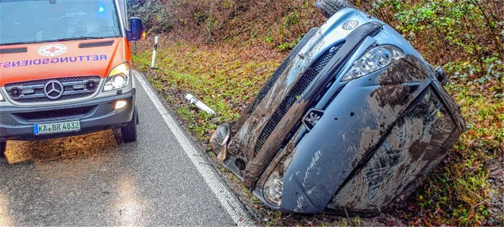 Auto überschlägt sich im Graben
