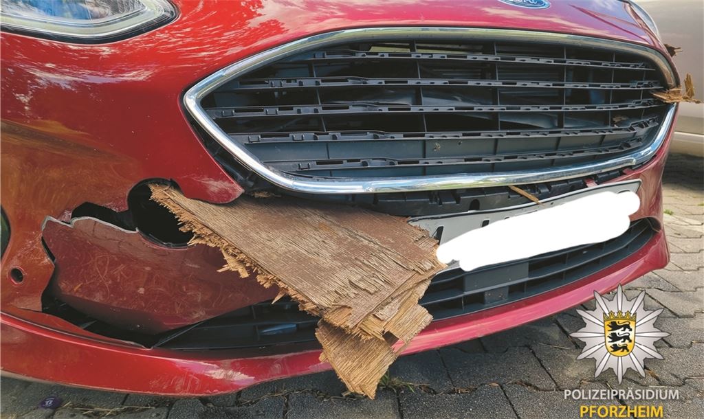 Unfall durch ungesicherte Ladung am Donnerstag auf der A8: Ein herabgestürztes Holzteil unbekannter Herkunft hat sich bei Niefern in die Front eines Fiat gebohrt. .Polizei