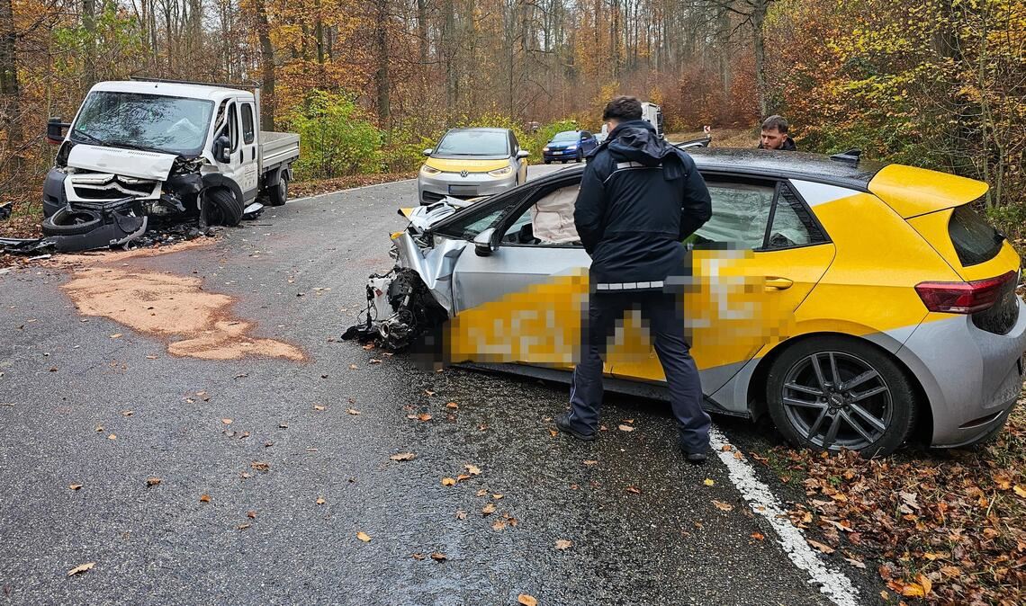 Plattenwald: Unfall fordert zwei Verletzte Unfall im Plattenwald: Der VW des 21-Jährigen (re.) und der Citroën-Pritschenwagen werden jeweils stark demoliert. Foto: Einsatz-Report 24