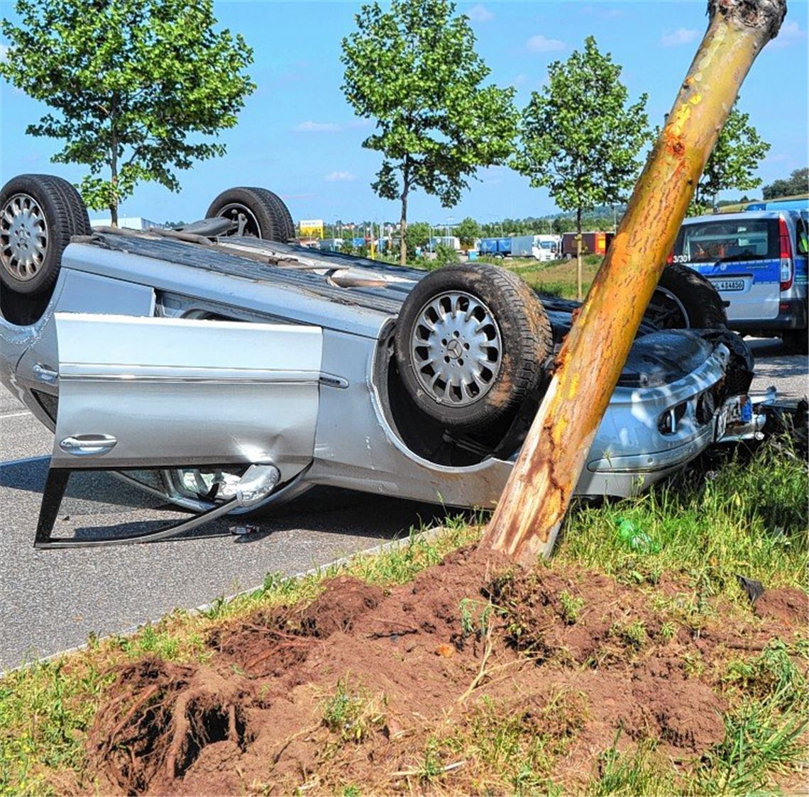 Mercedes-Fahrer prallt gegen Baum