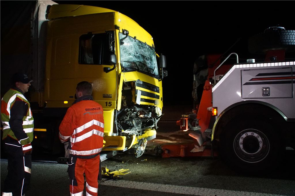 Pforzheim: Verkehrsunfall auf der A8 Hoehe Pforzheim Sued mit 2 beteiligte LKW