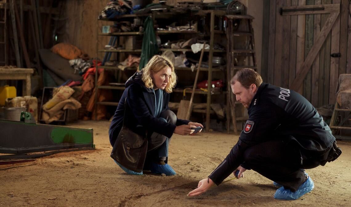 Unfall oder Mord? Charlotte Lindholm (Maria Furtwängler) ermittelt gemeinsam mit Dorfpolizist Olaf Gehrke (Ole Fischer) auf einem Bio-Apfelhof im Alten Land.