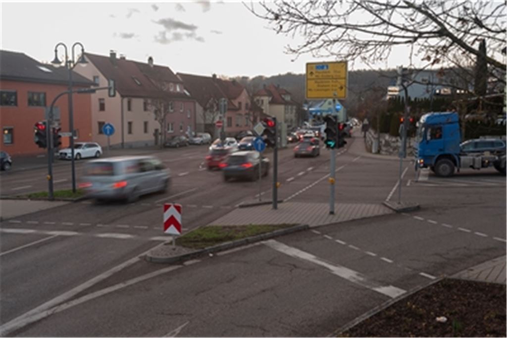 Unfallschwerpunkt soll entschärft werden: An der Kreuzung B10/Ötisheimer Straße soll deshalb künftig geblitzt werden. Foto: Fotomoment