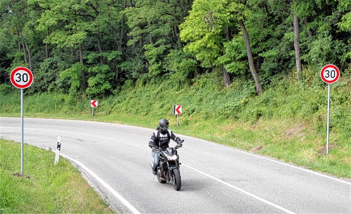 Unfallträchtig: Mit Hilfe neuer Geschwindigkeitsbegrenzungen soll die Plattenwaldstrecke sicherer werden – auch für Motorradfahrer.