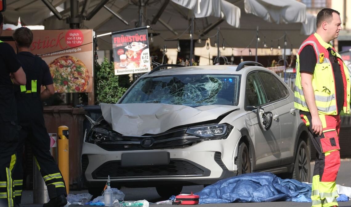 Unfallwagen in Leipzig: Das Auto war mit hohem Tempo durch die Innenstadt gerast – es gab mehrere Verletzte.