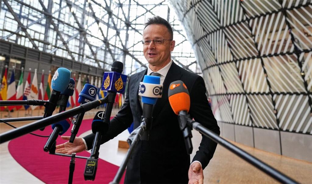 Ungarns Außenminister Peter Szijjarto lässt den Vorwurf des Wortbruches in Sachen Ukraine-Hilfe an sich abtropfen.