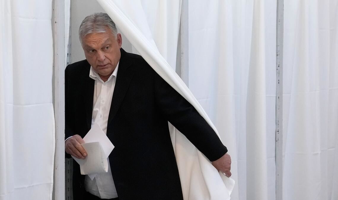 Ungarns Ministerpräsident Viktor Orban hat am frühen Morgen bei der Parlamentswahl seine Stimme abgegeben.