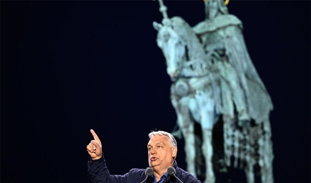 Ungarns Ministerpräsident Viktor Orban hofft, am Sonntag die Parlamentswahl gegen seinen chancenreichen Herausforderer Peter Magyar zu gewinnen.