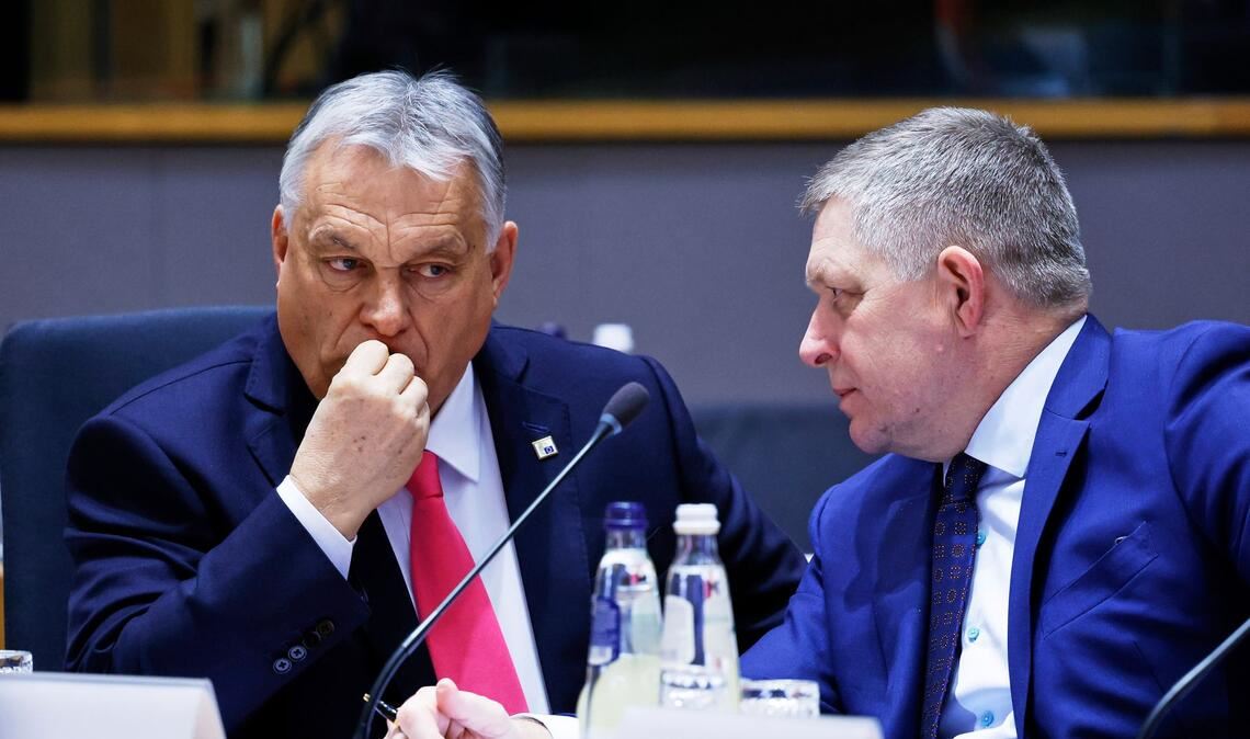 Ungarns Ministerpräsident Viktor Orban (l) und der slowakische Ministerpräsident Robert Fico blockierten gemeinsam die neuen EU-Sanktionen gegen Russland. (Archivbild)
