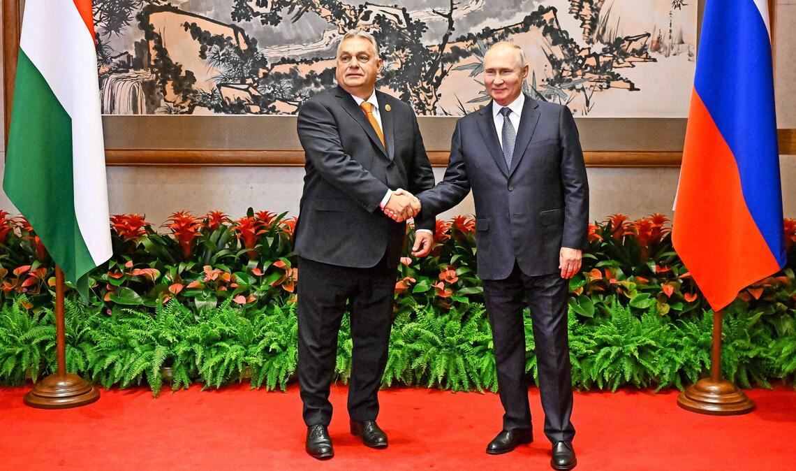 Ungarns Premier Orban und Russlands Präsident Putin sind sich freundschaftlich zugetan. Dass dieser Umstand der EU in diesen Zeiten nicht gefällt, lässt den Mann Budapest kalt.