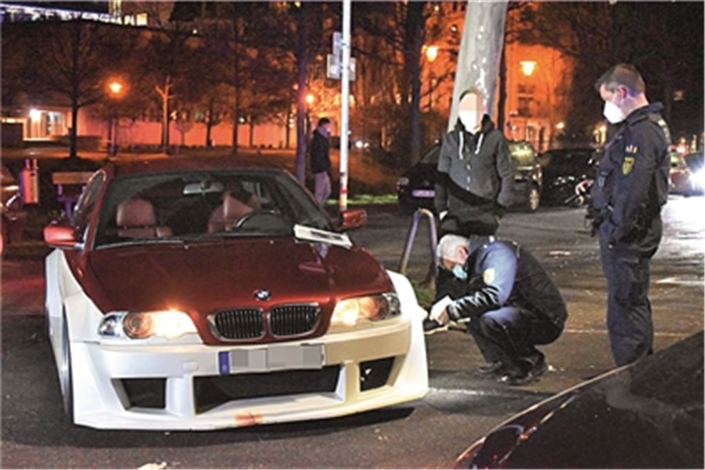 Ungefähr 150 Fahrzeuge werden in der Nacht auf Sonntag kontrolliert. Foto: Myroshnichenko