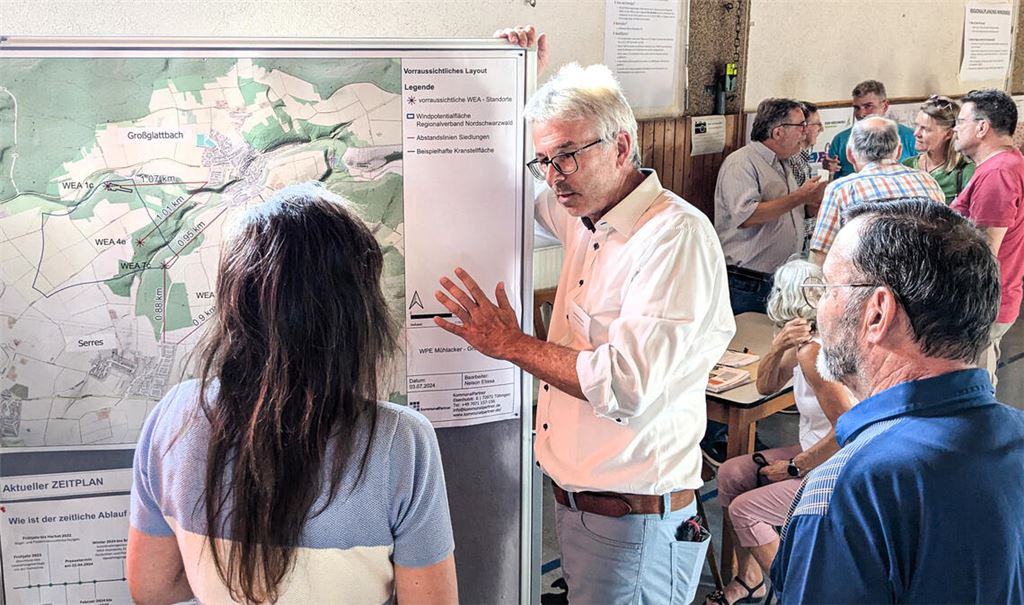 Ungefähr 90 Interessierte nehmen das Angebot wahr, direkt mit Experten wie Joachim Glaser von den Kommunalpartnern ins Gespräch zu kommen. Fotos: Steigleder